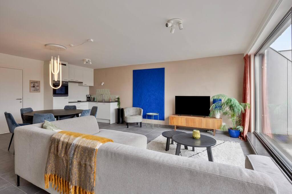 Ruim 2 slaapkamer appartement met parking nabij NAVO