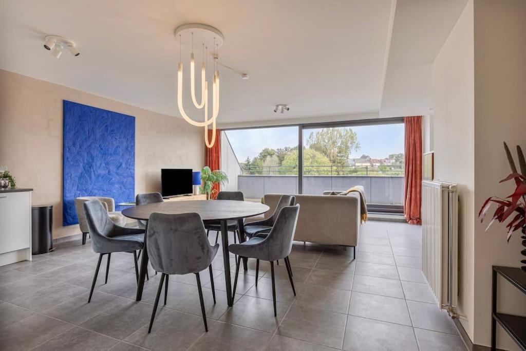 Ruim 2 slaapkamer appartement met parking nabij NAVO