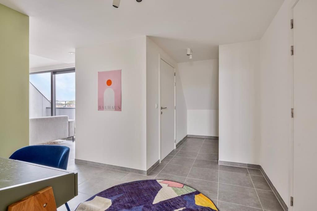 Ruim 2 slaapkamer appartement met parking nabij NAVO