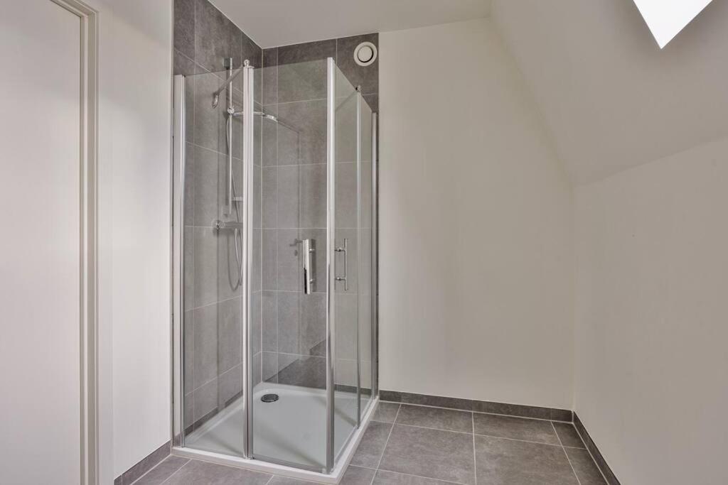 Ruim 2 slaapkamer appartement met parking nabij NAVO