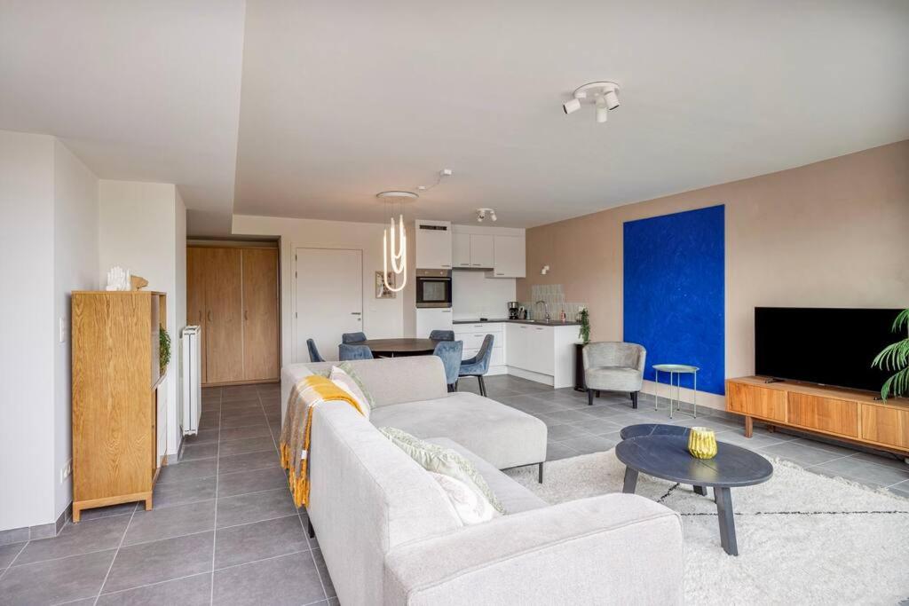 Ruim 2 slaapkamer appartement met parking nabij NAVO