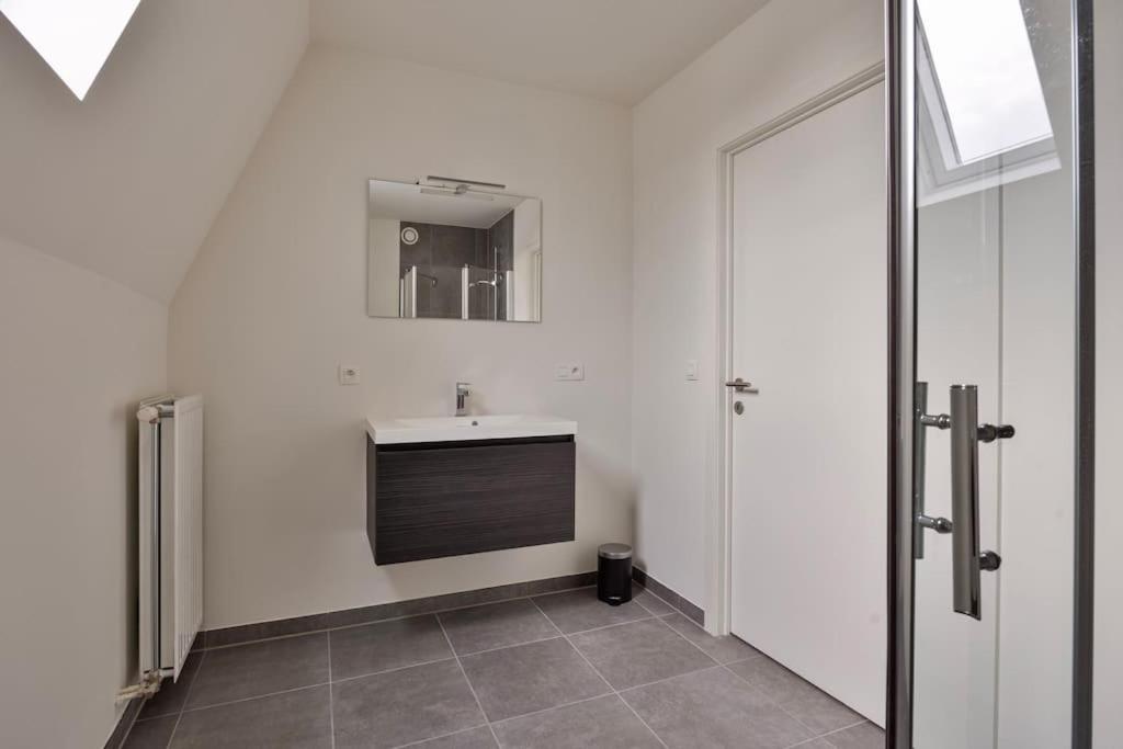 Ruim 2 slaapkamer appartement met parking nabij NAVO