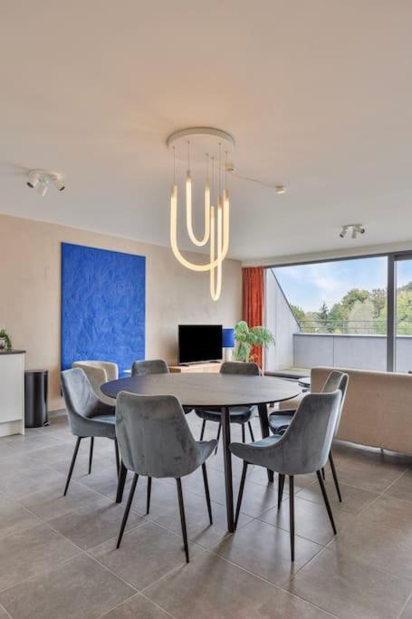 Ruim 2 slaapkamer appartement met parking nabij NAVO