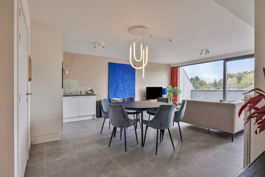 Ruim 2 slaapkamer appartement met parking nabij NAVO