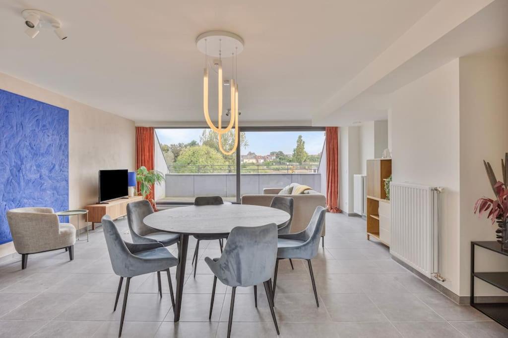 Ruim 2 slaapkamer appartement met parking nabij NAVO