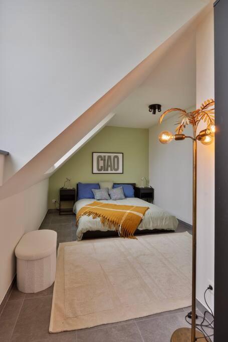 Ruim 2 slaapkamer appartement met parking nabij NAVO