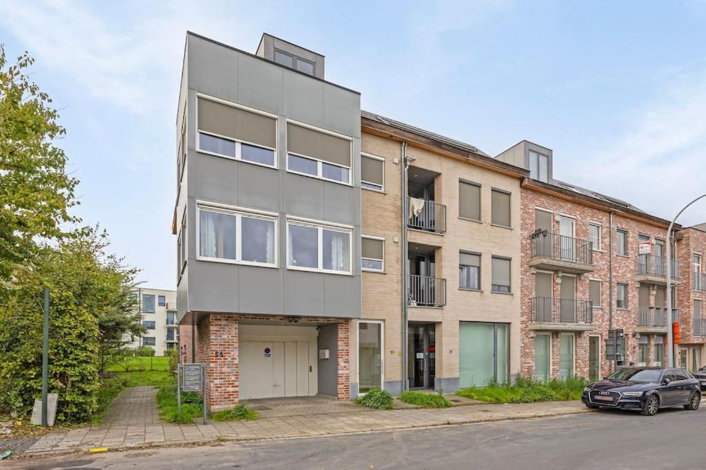 Ruim 2 slaapkamer appartement met parking nabij NAVO