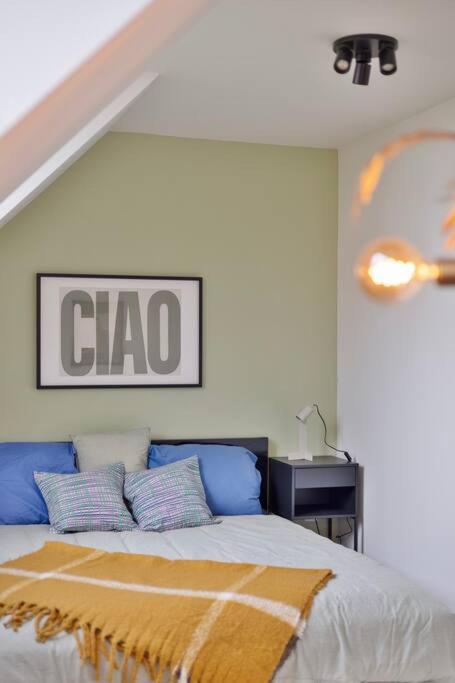 Ruim 2 slaapkamer appartement met parking nabij NAVO