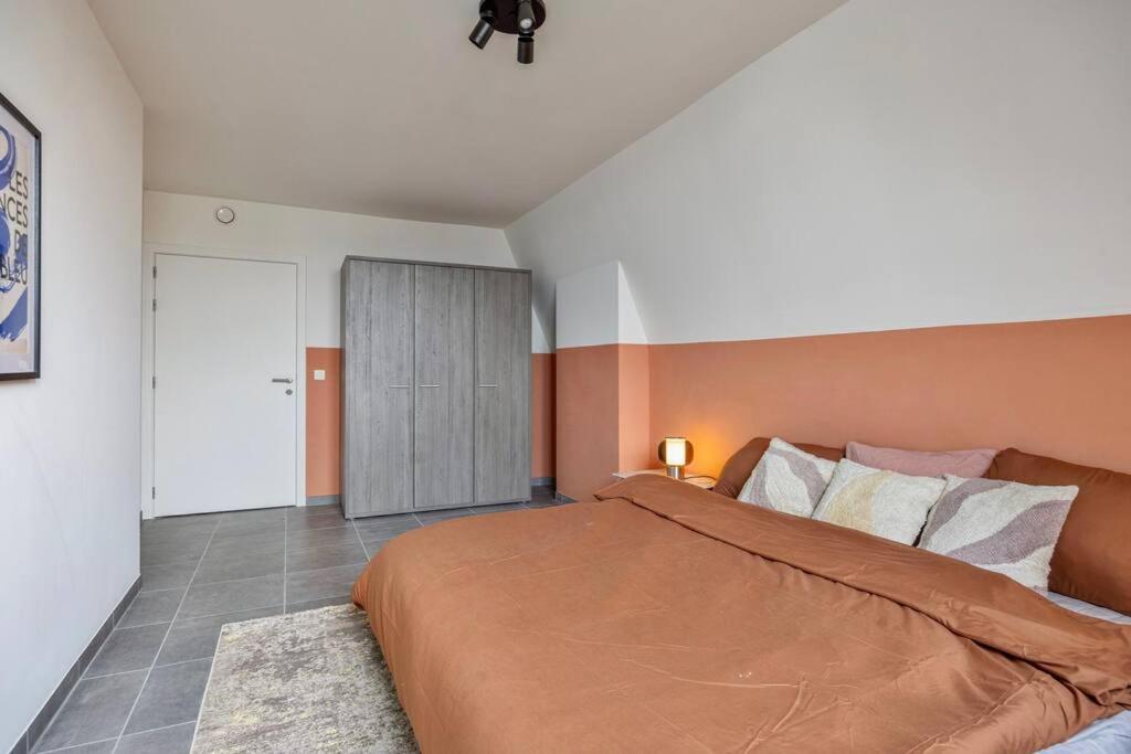 Ruim 2 slaapkamer appartement met parking nabij NAVO