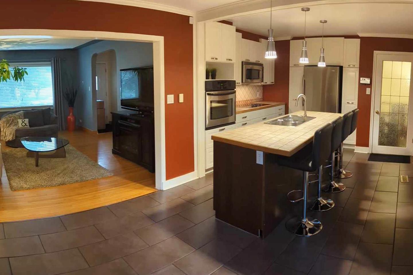 Cozy bungalow in Spruce Cliff with Hot Tub