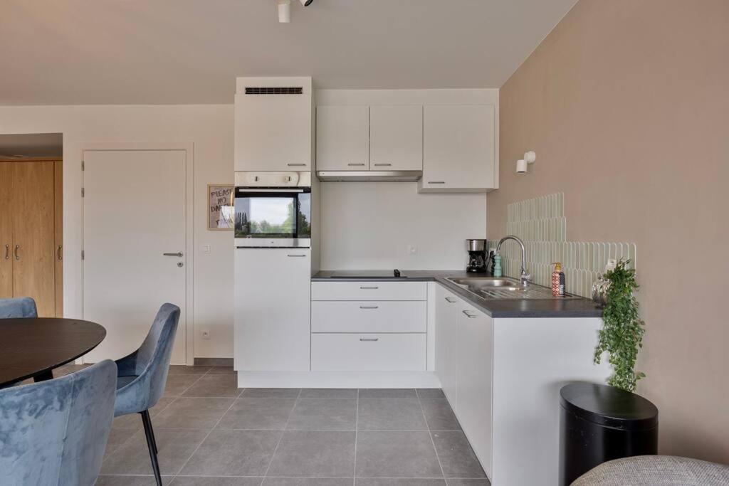 Ruim 2 slaapkamer appartement met parking nabij NAVO