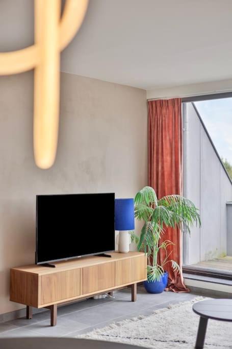 Ruim 2 slaapkamer appartement met parking nabij NAVO
