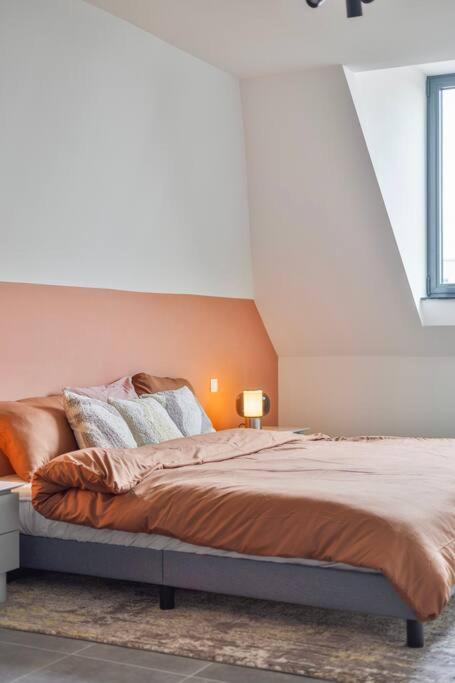 Ruim 2 slaapkamer appartement met parking nabij NAVO