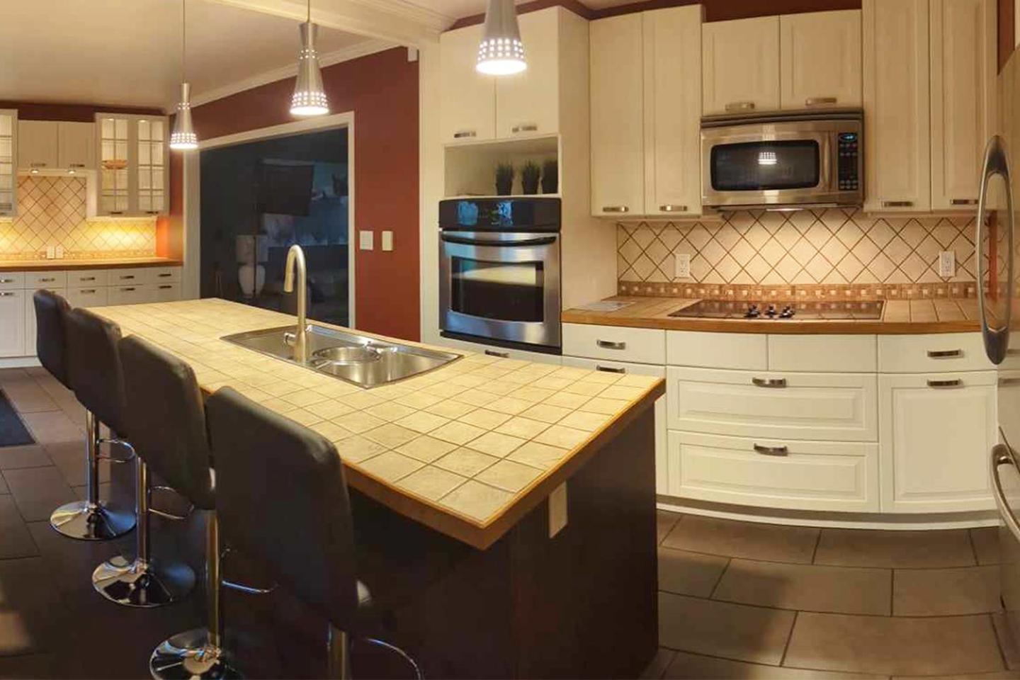 Cozy bungalow in Spruce Cliff with Hot Tub