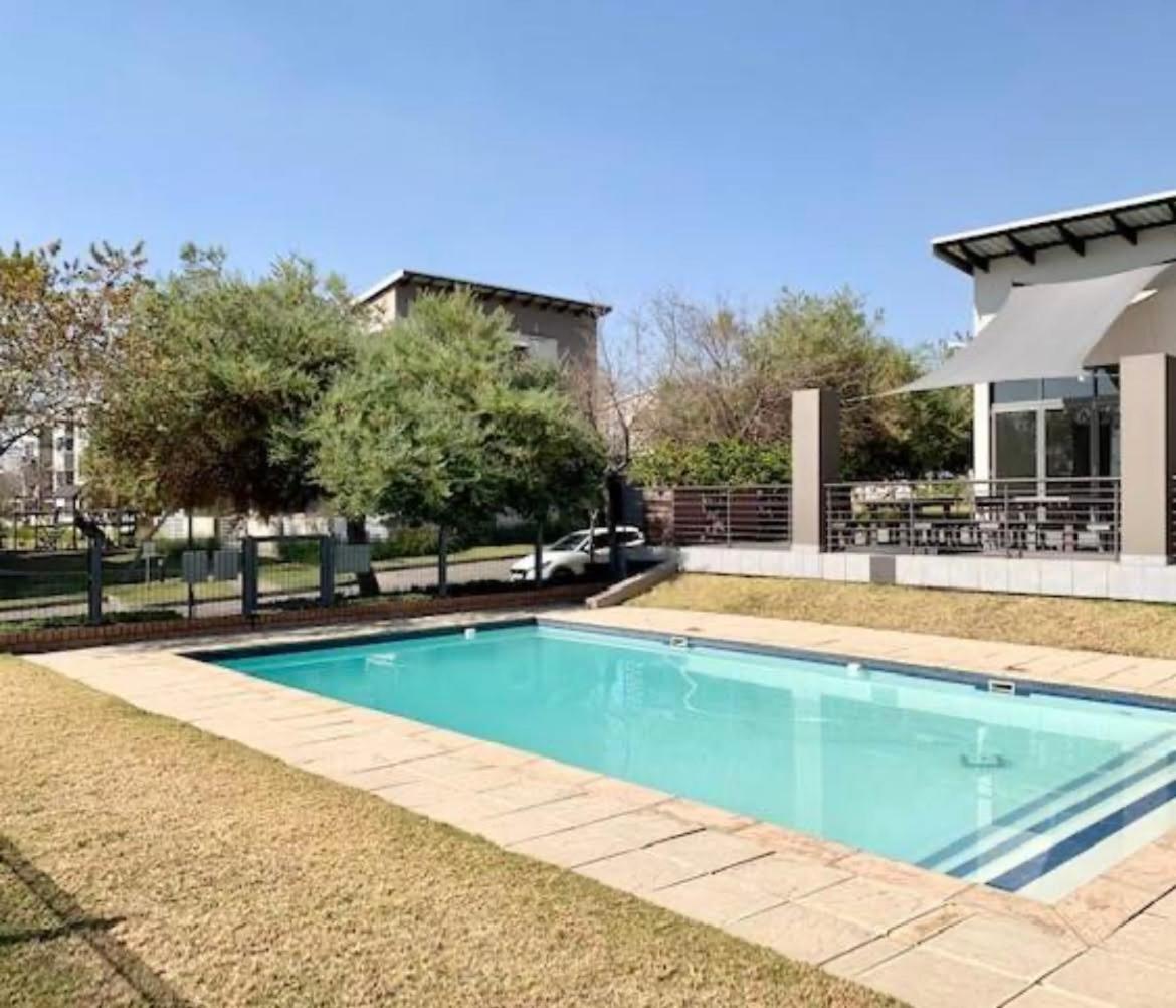 Tranquil 2 bed 2 bath studio view 5