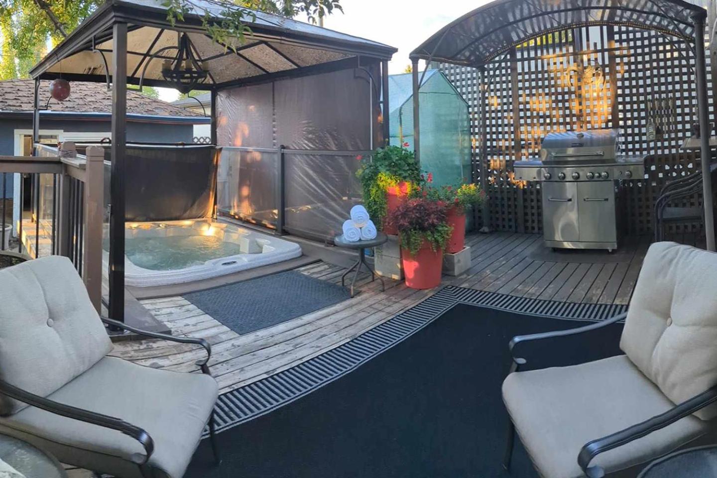 Cozy bungalow in Spruce Cliff with Hot Tub