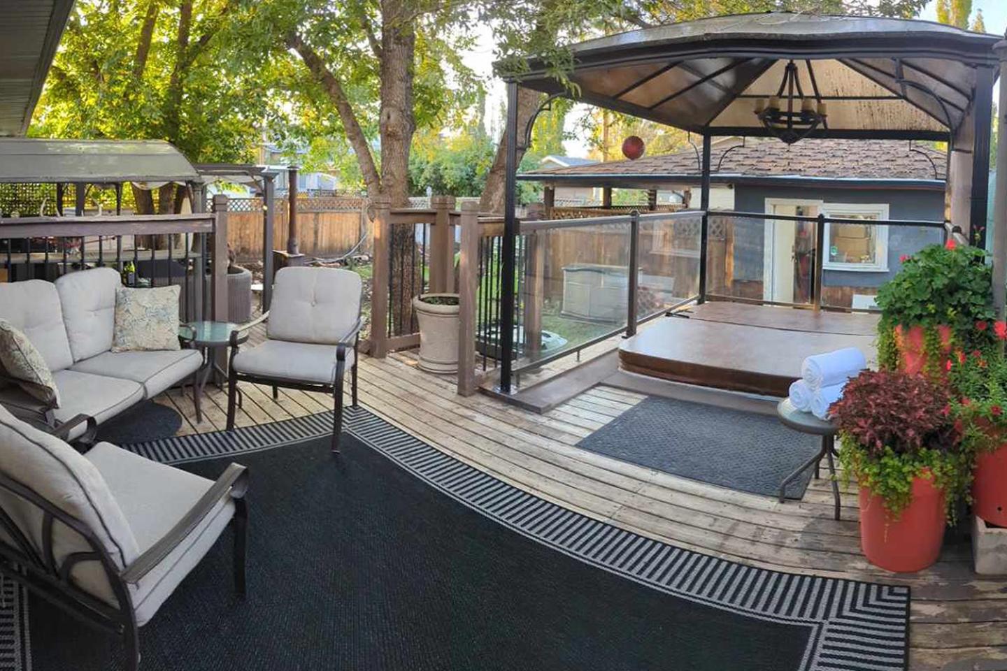 Cozy bungalow in Spruce Cliff with Hot Tub