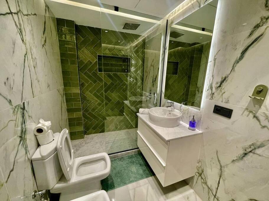 Luxury Corniche Stay - 2 BR Beach Walk view 2