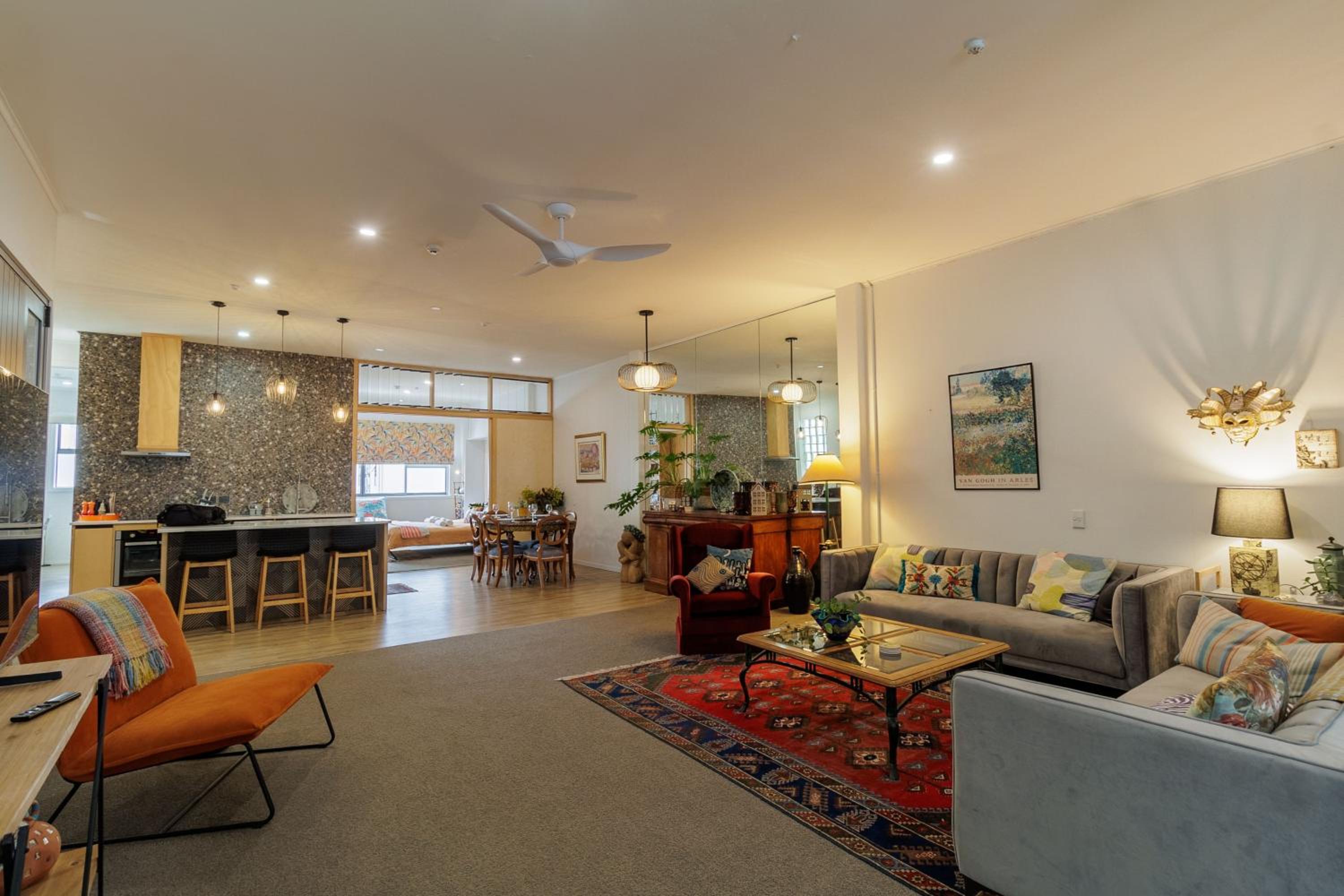 Inn Tutanekai - Central City Chic 3 Bedroom 2 Bathroom Apartment view 2