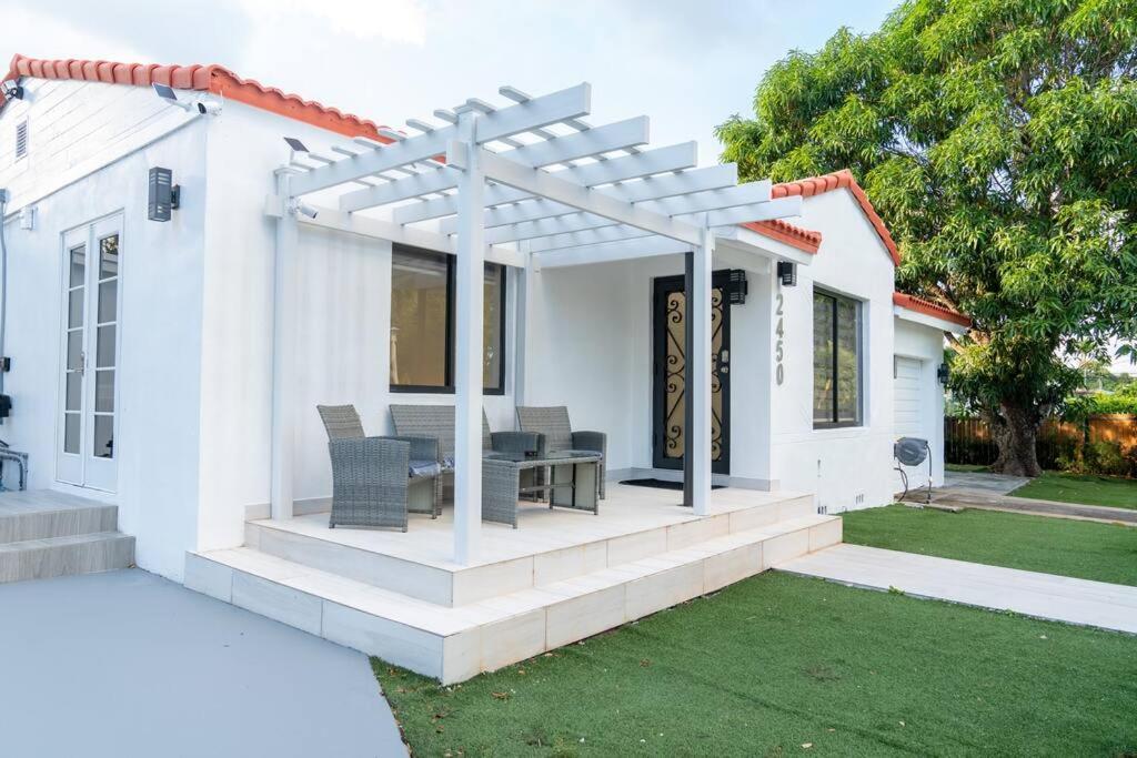 Luxury Retreat 3B ,2Ba POOL , Coral Gables Center
