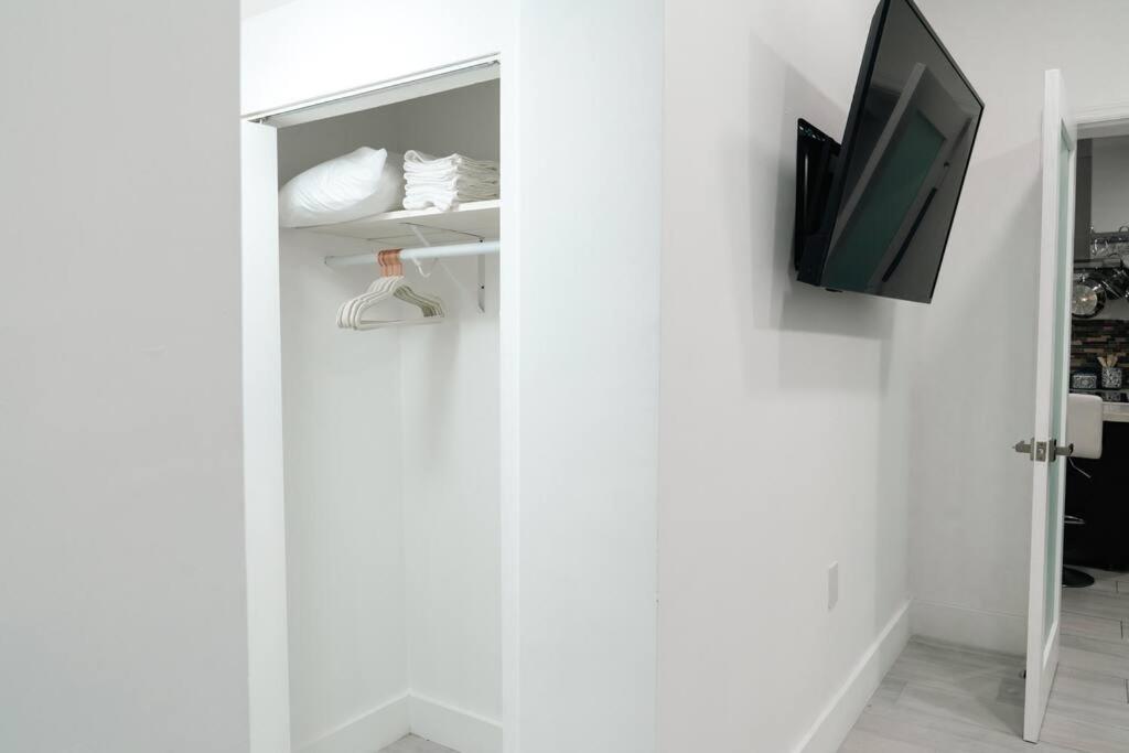 Luxury Retreat 3B ,2Ba POOL , Coral Gables Center