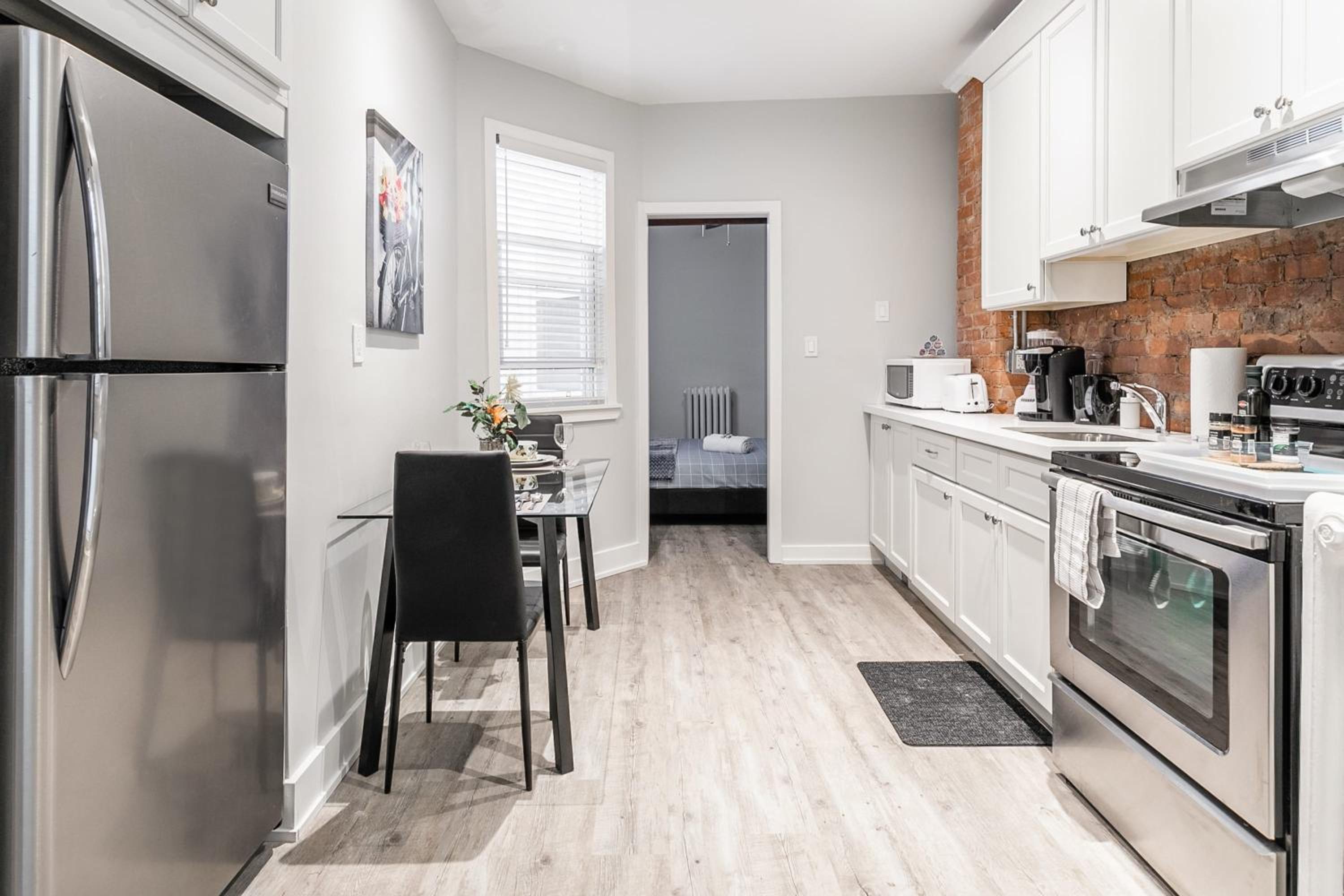 Boutique 2BR Apartment - James St N - Sleeps 6