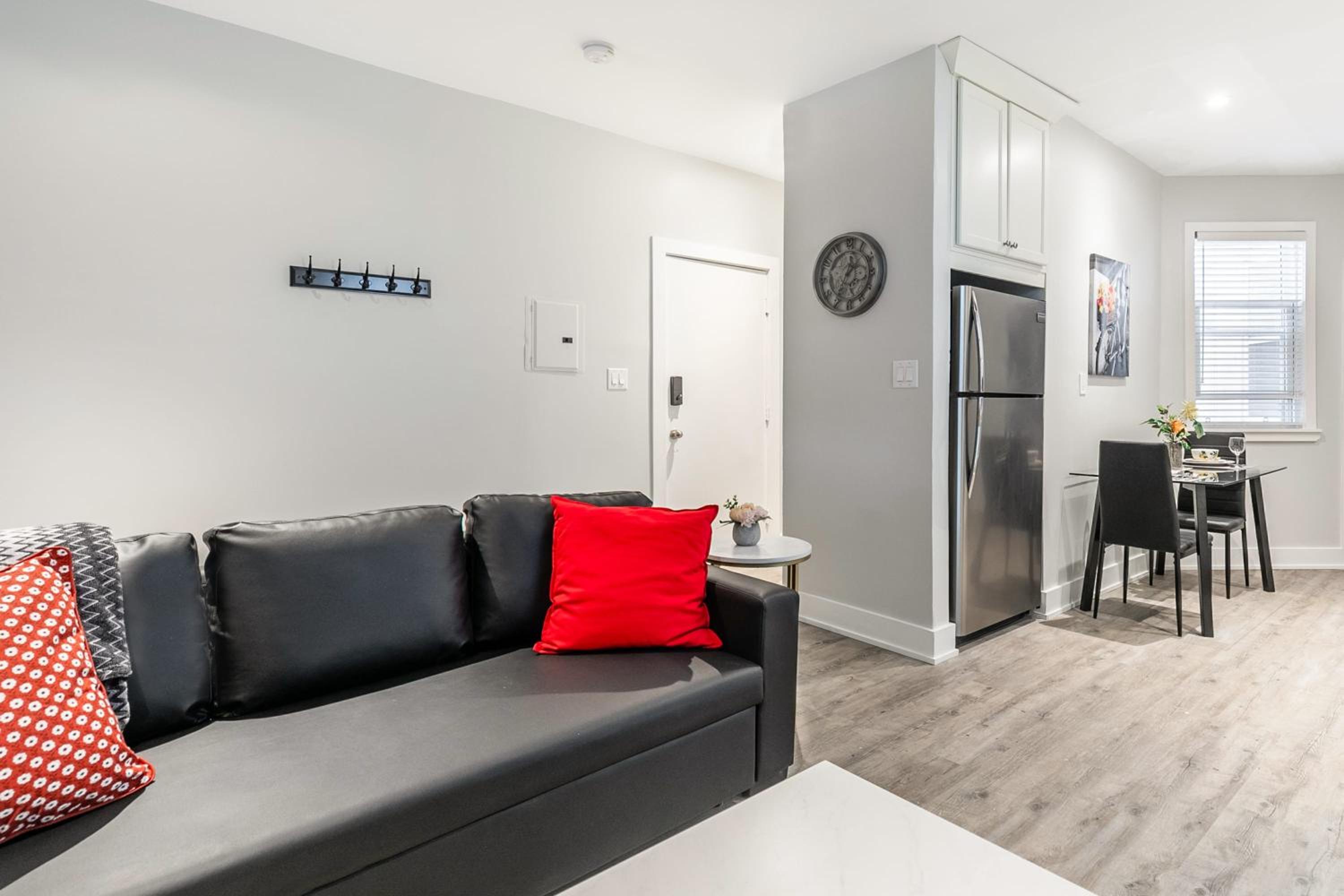 Boutique 2BR Apartment - James St N - Sleeps 6