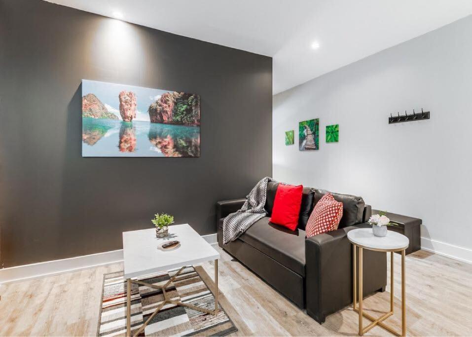 Boutique 2BR Apartment - James St N - Sleeps 6