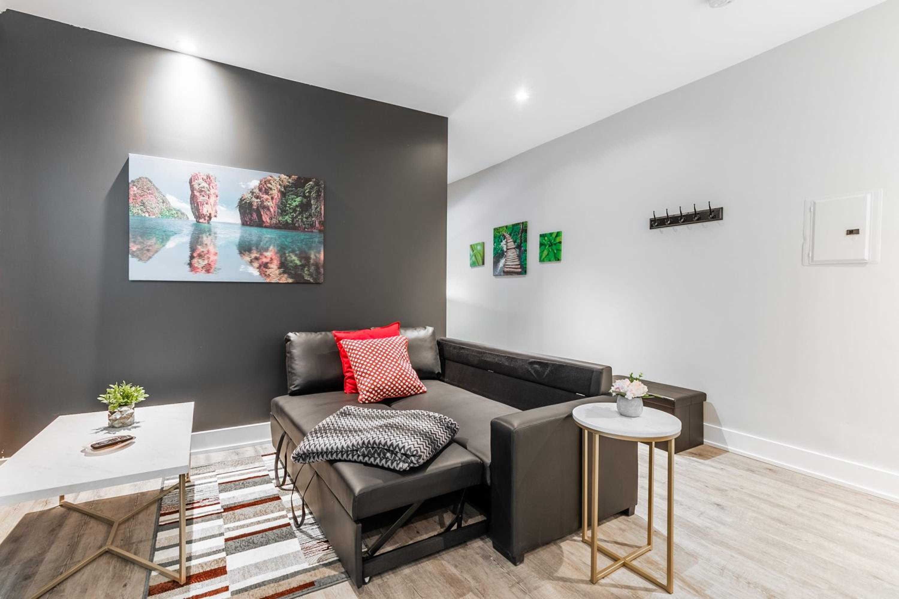 Boutique 2BR Apartment - James St N - Sleeps 6