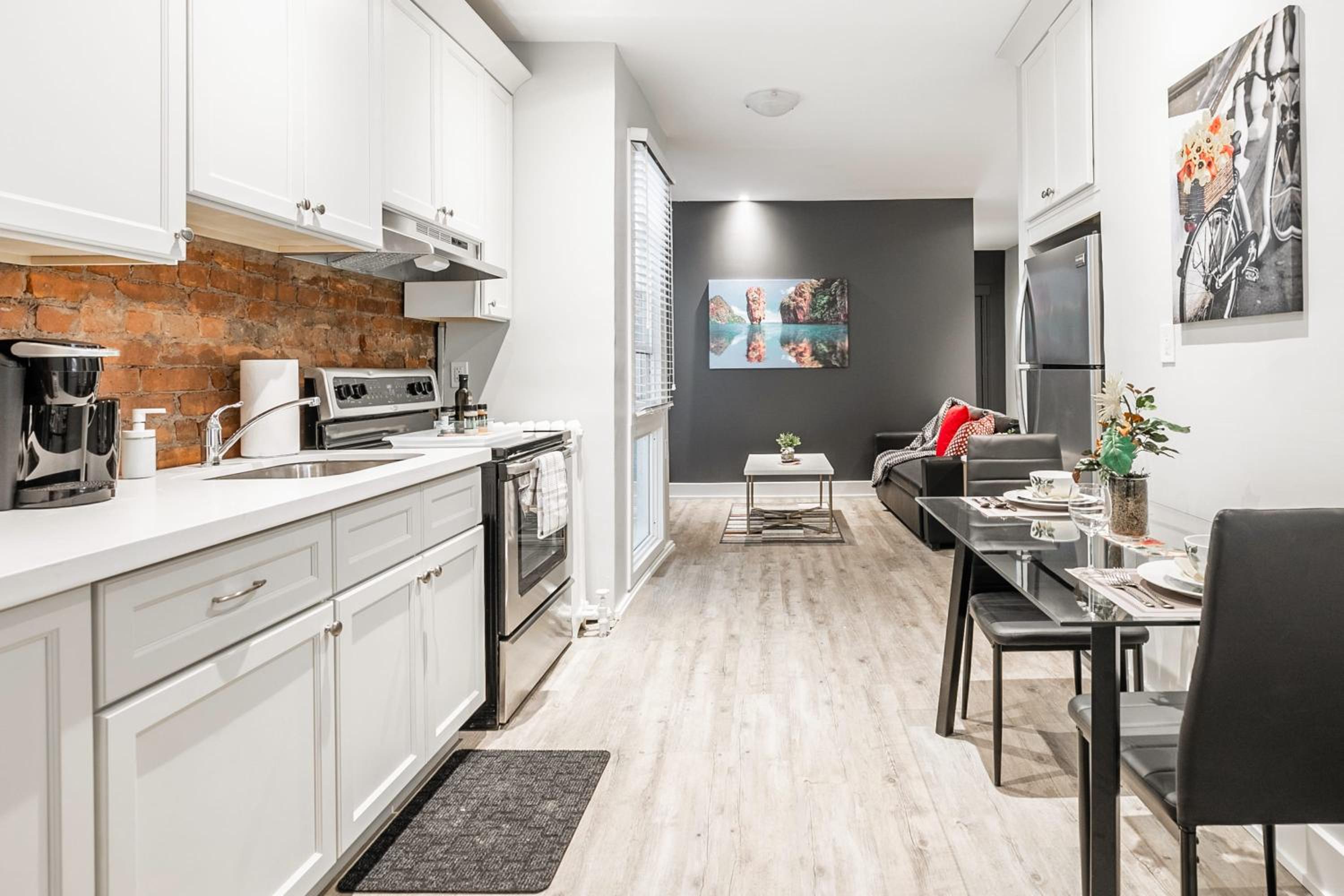 Boutique 2BR Apartment - James St N - Sleeps 6