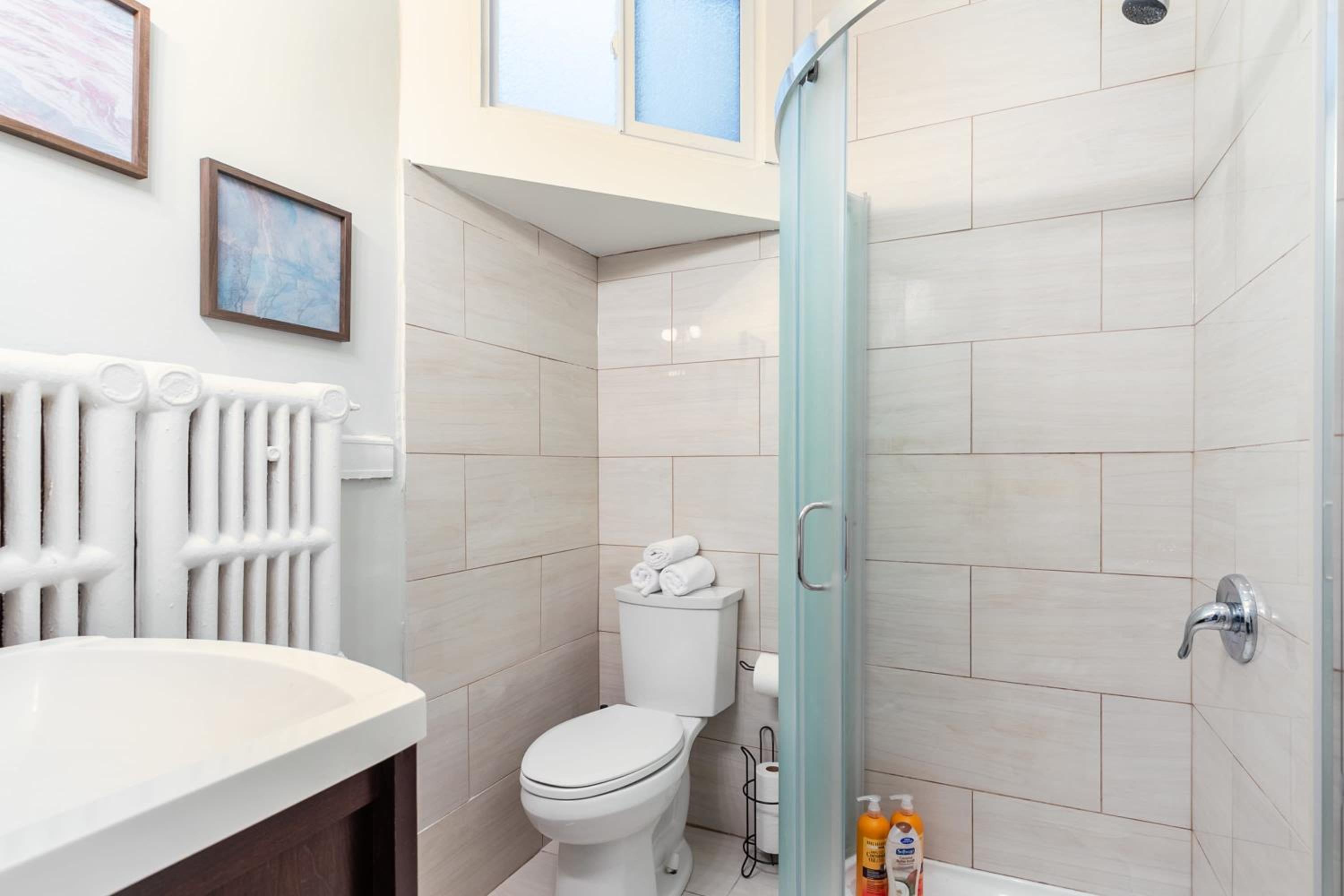 Boutique 2BR Apartment - James St N - Sleeps 6