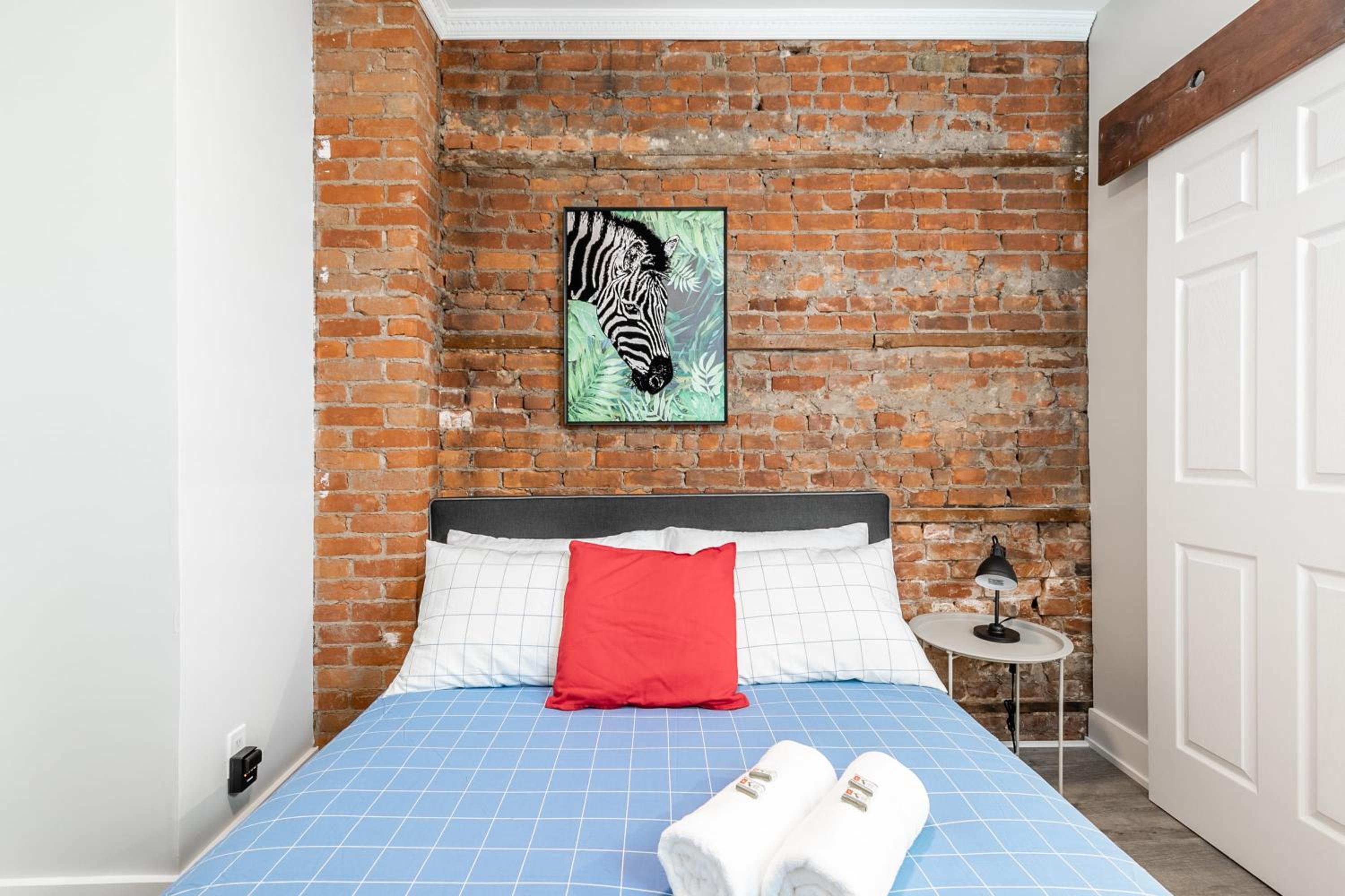 Boutique 2BR Apartment - James St N - Sleeps 6