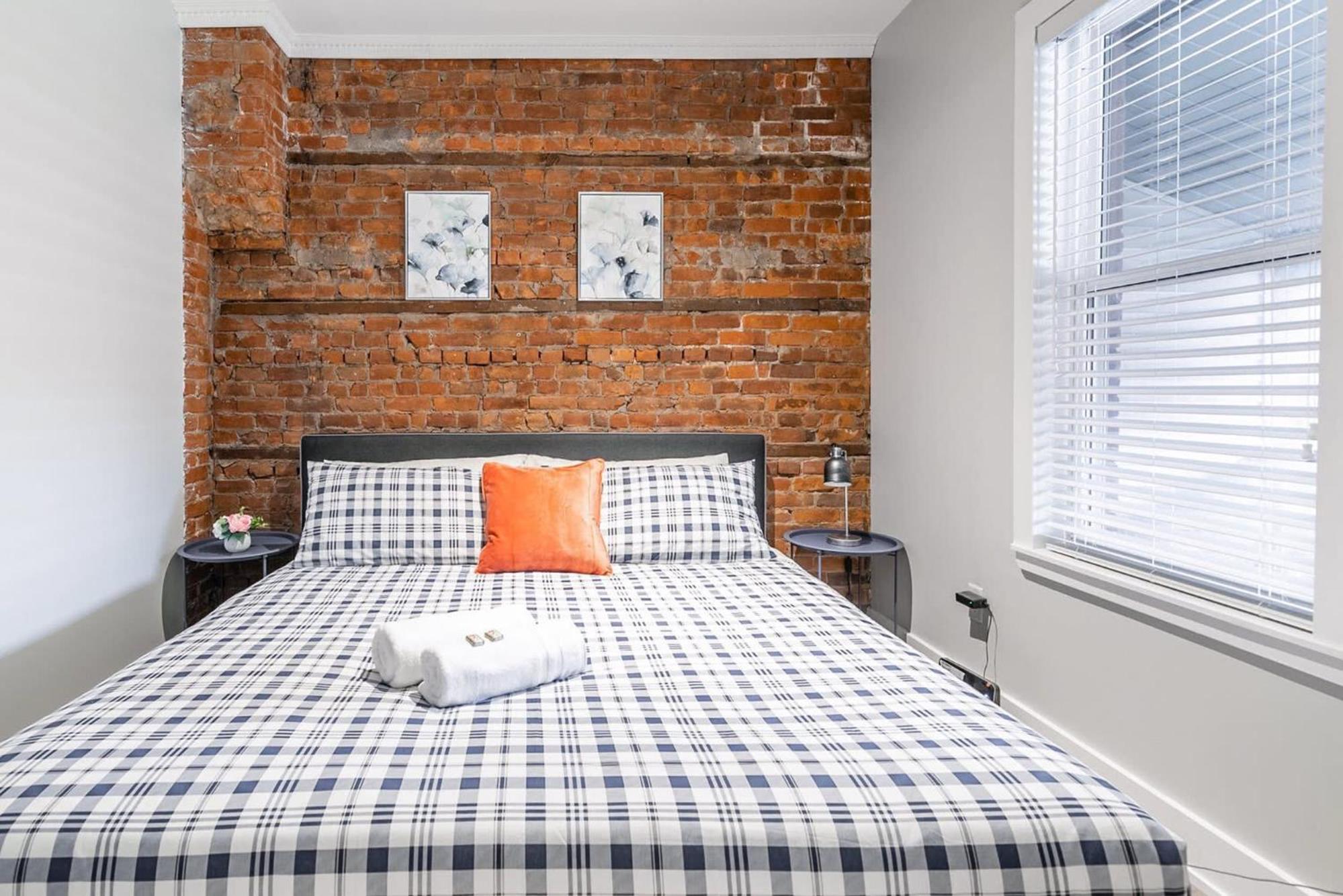 Boutique 2BR Apartment - James St N - Sleeps 6