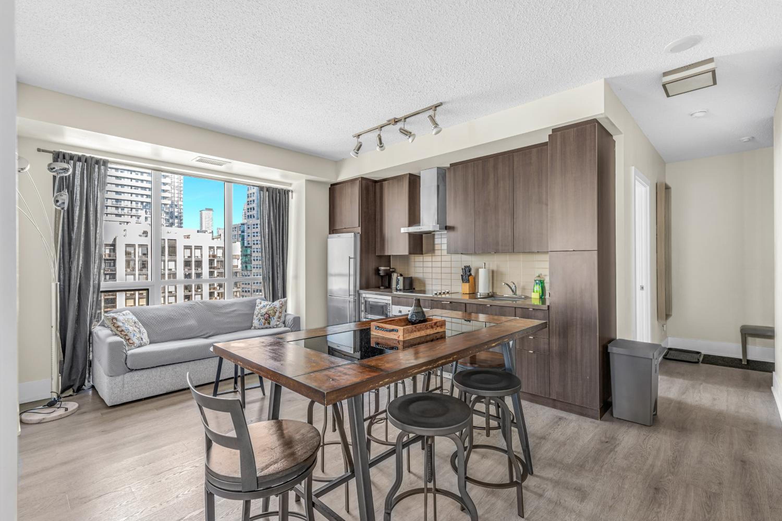 Hotel 3-Bedroom Apartment in the Heart of Downtown Toronto Walk to Shops and Attractions - Image 1