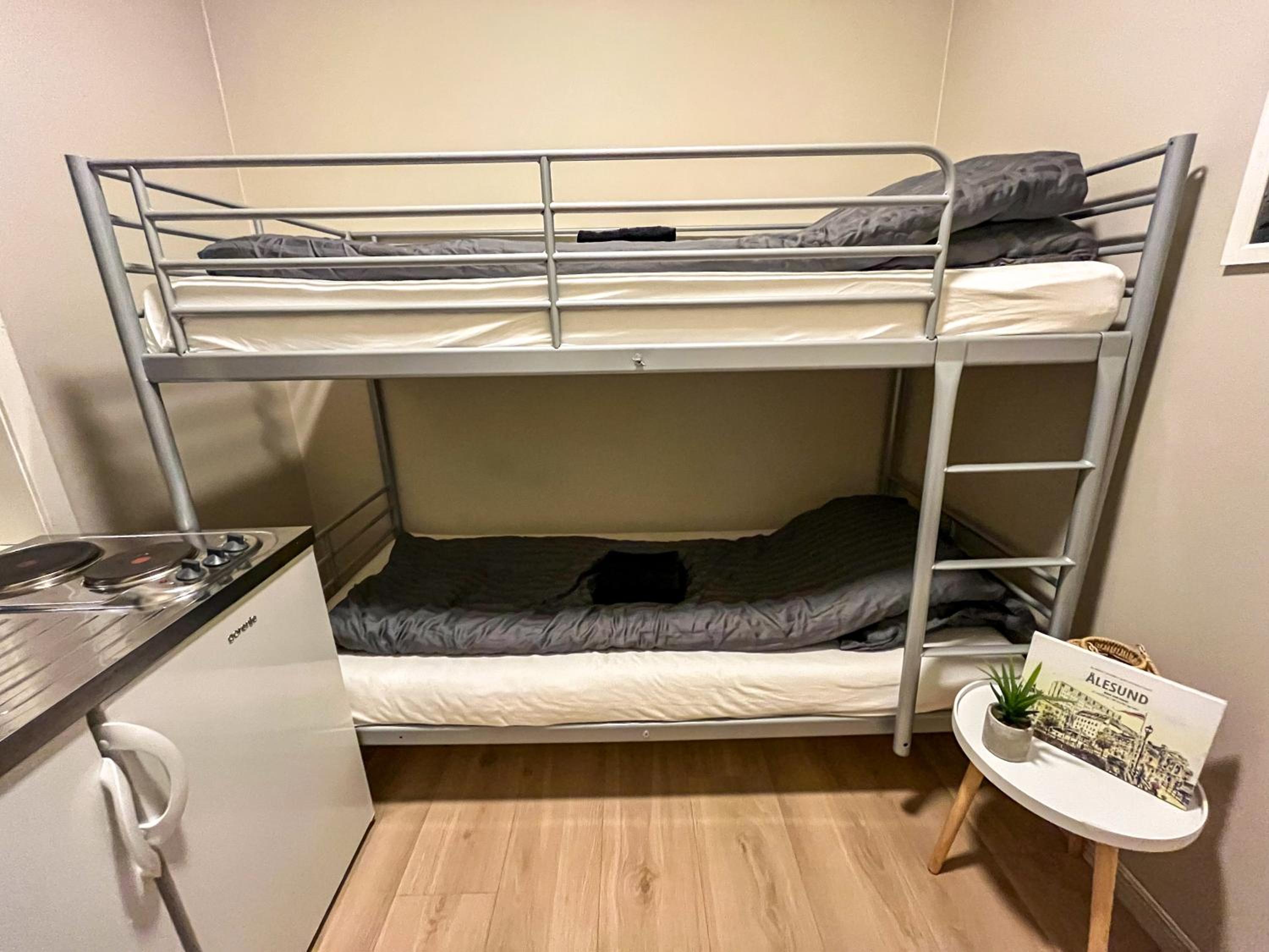 BUDGET BOX - Private Indoor Parking, Basic Amenities and Wifi view 5