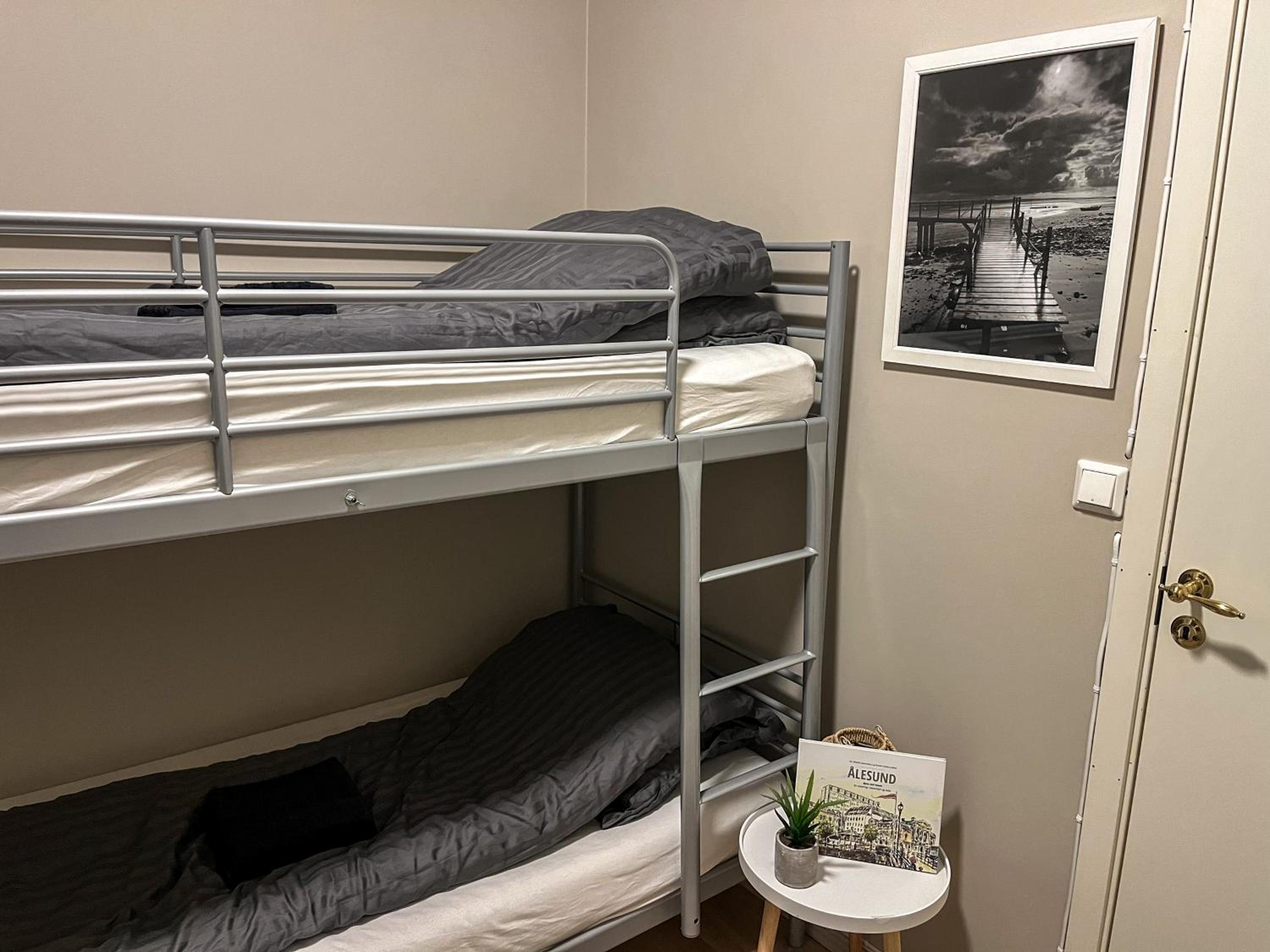 BUDGET BOX - Private Indoor Parking, Basic Amenities and Wifi view 2