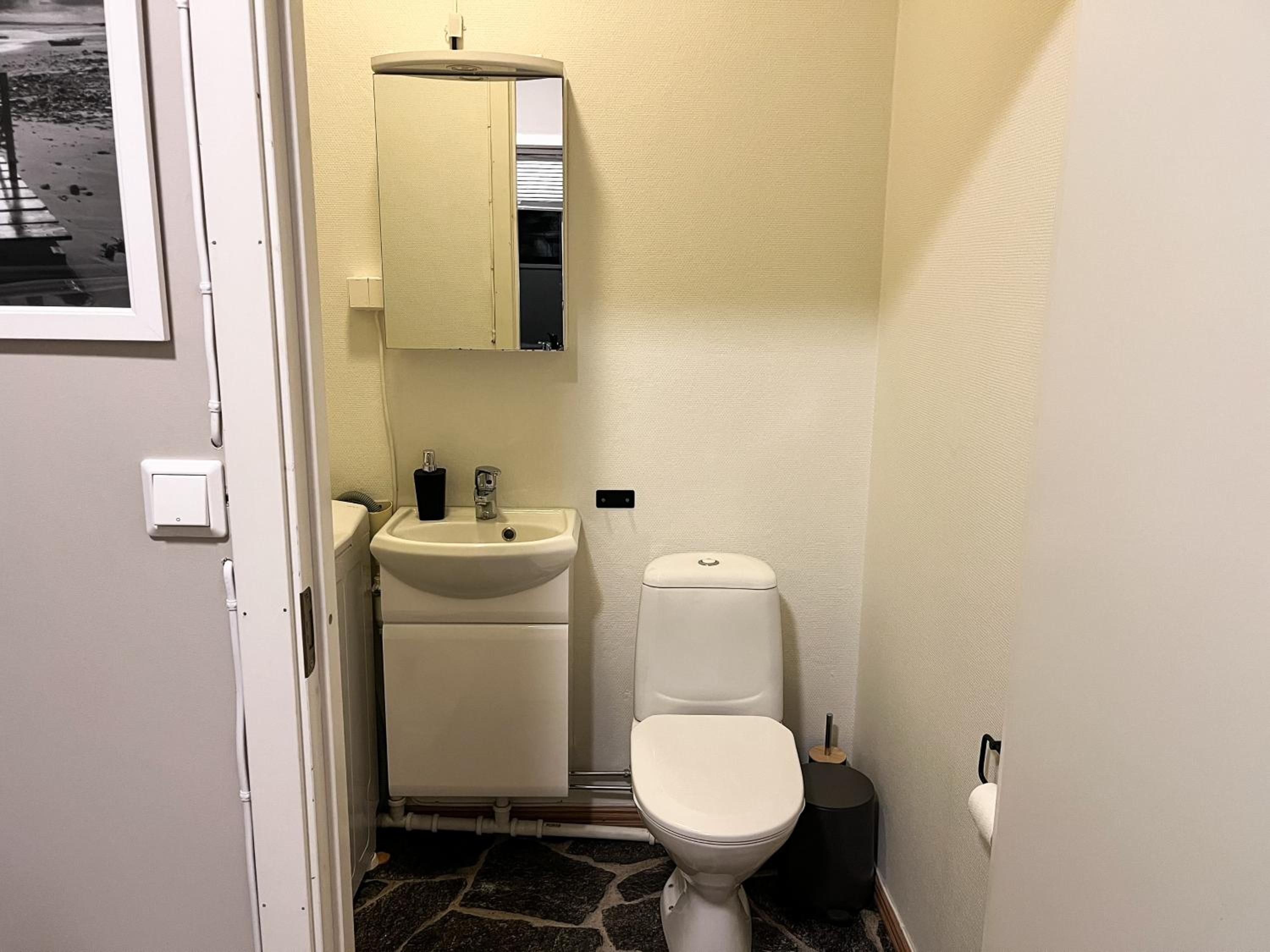 BUDGET BOX - Private Indoor Parking, Basic Amenities and Wifi view 4