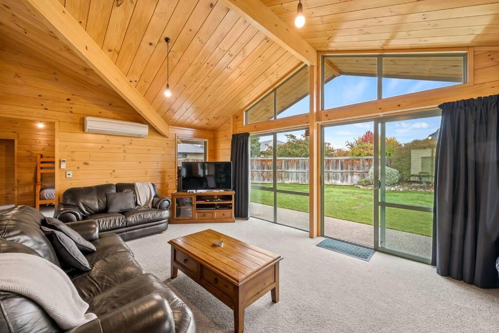 Family Stays very private close to Park with a Games Room Sleeps 10