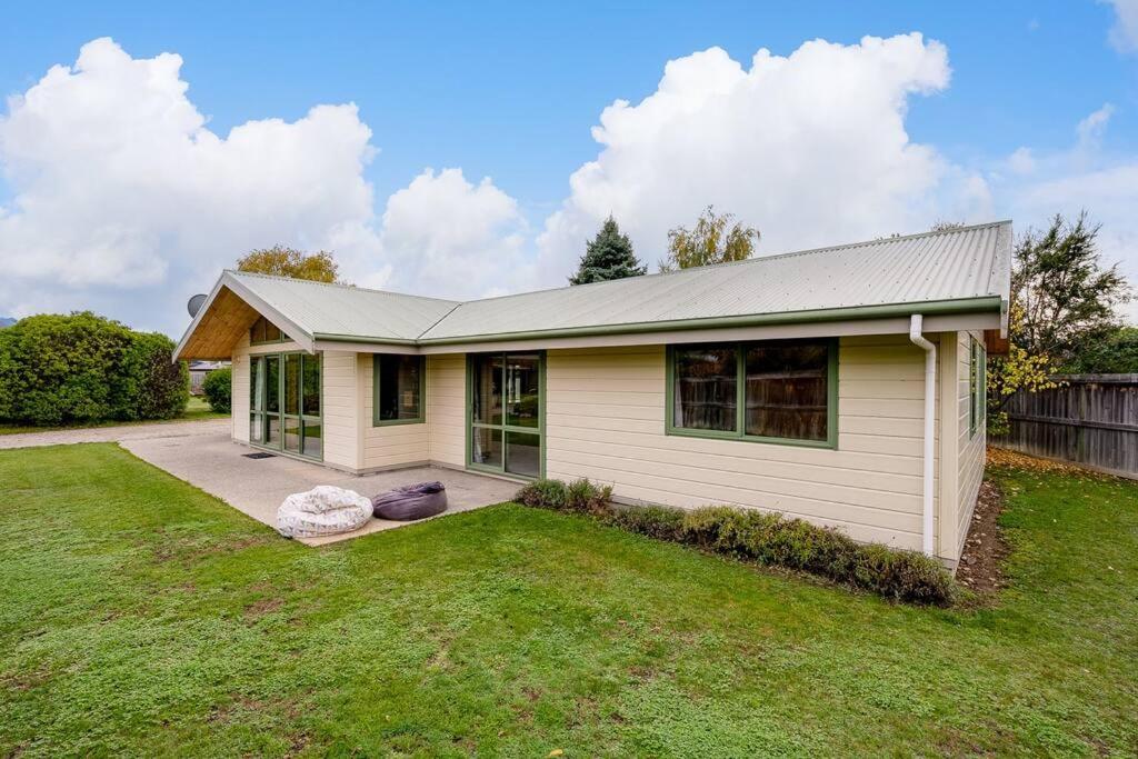 Family Stays very private close to Park with a Games Room Sleeps 10