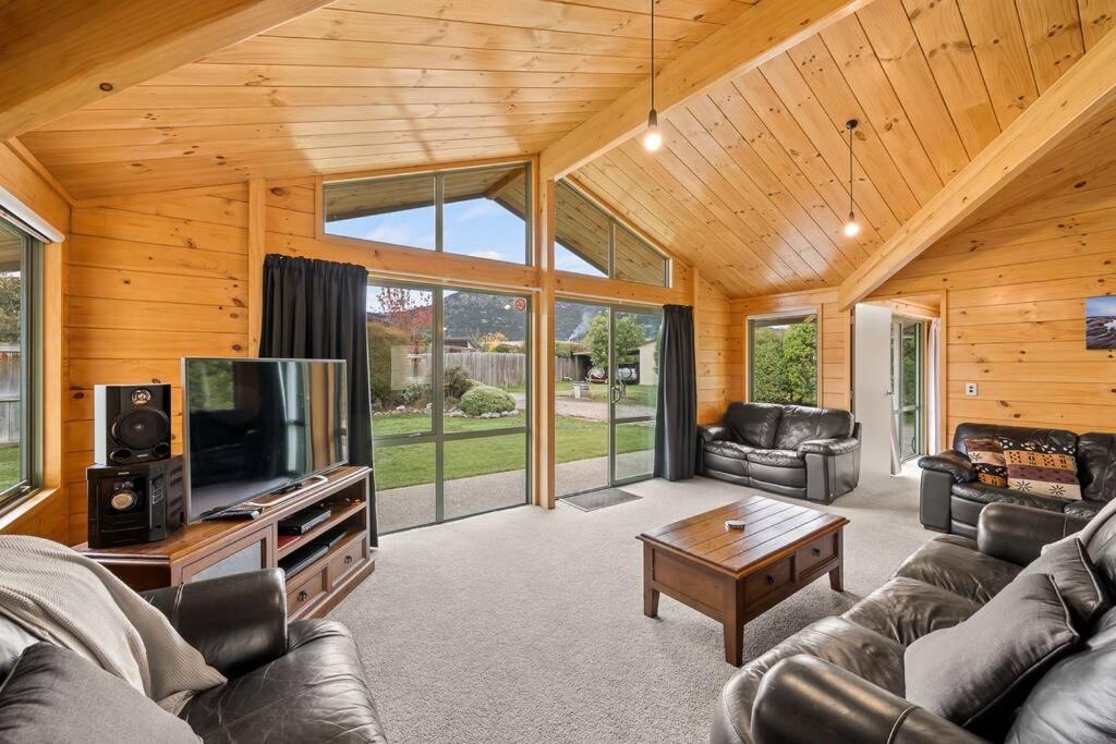 Family Stays very private close to Park with a Games Room Sleeps 10