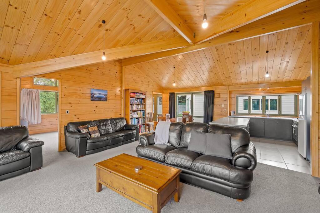 Family Stays very private close to Park with a Games Room Sleeps 10