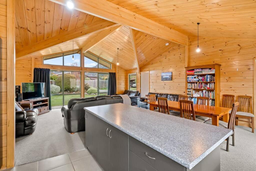 Family Stays very private close to Park with a Games Room Sleeps 10