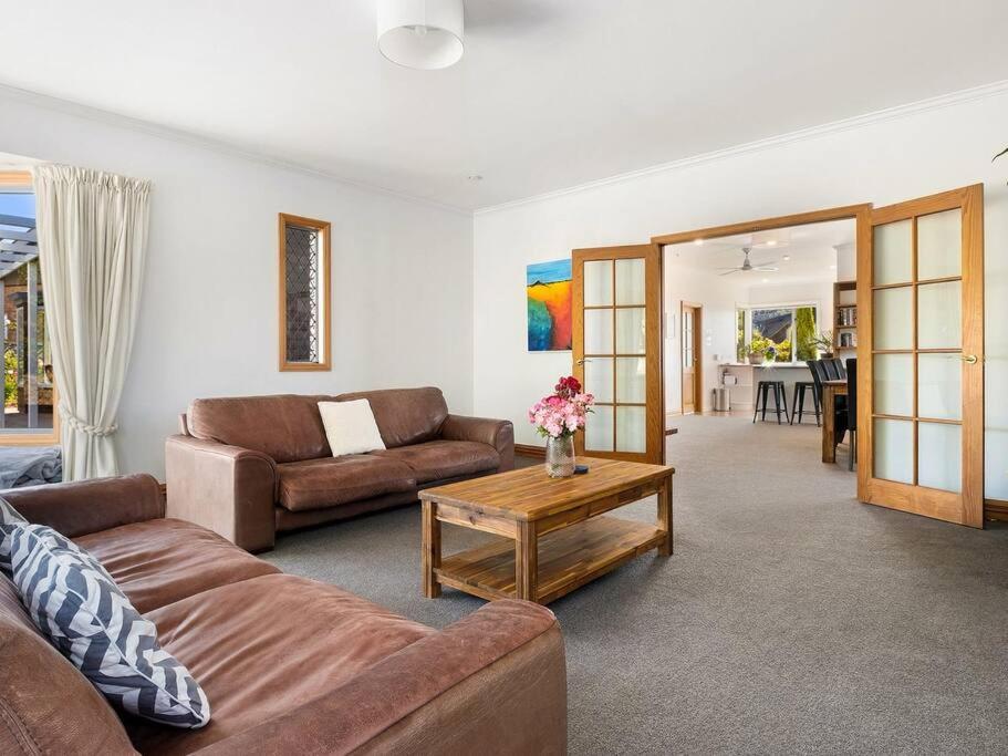 Wanaka close to town with large Outdoor living space Sleeps 9