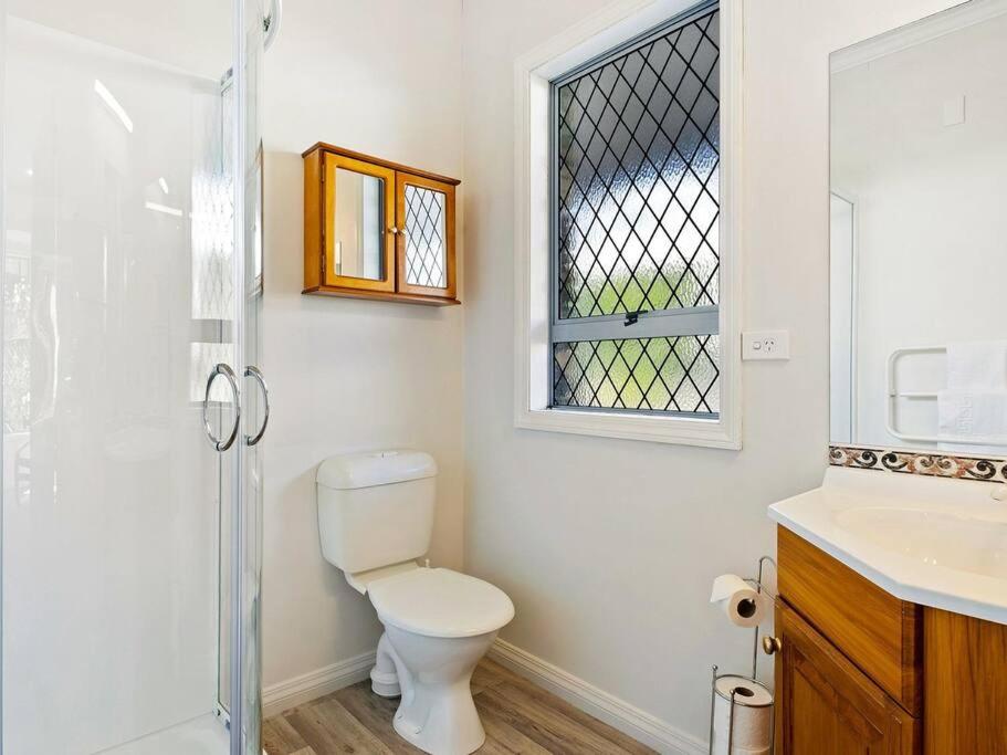 Wanaka close to town with large Outdoor living space Sleeps 9