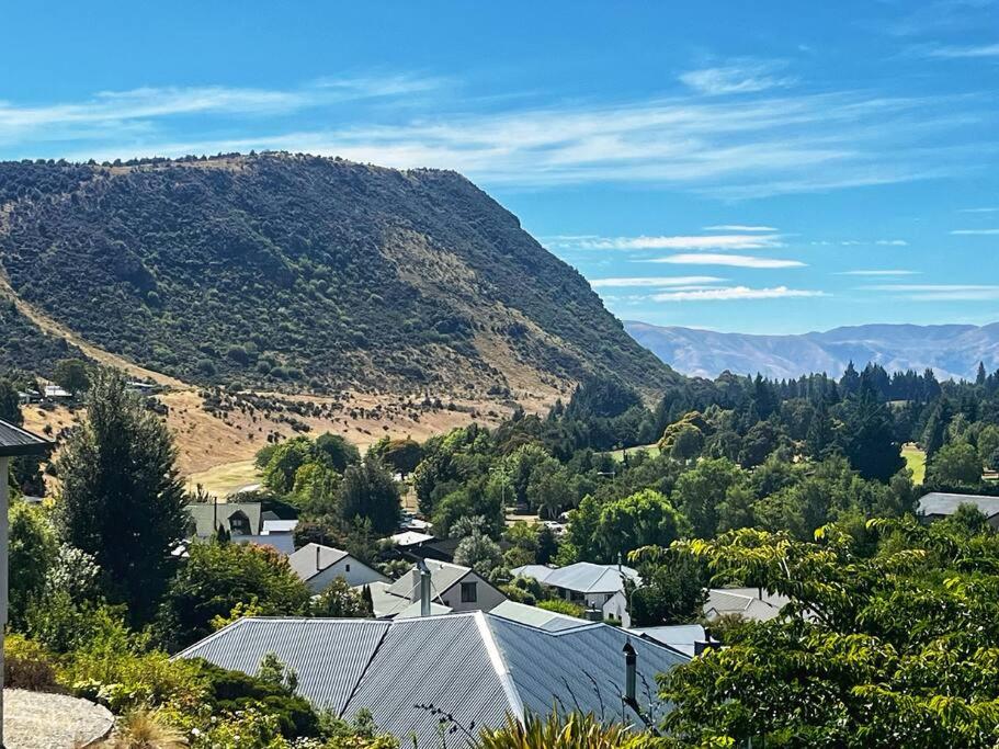 Wanaka close to town with large Outdoor living space Sleeps 9