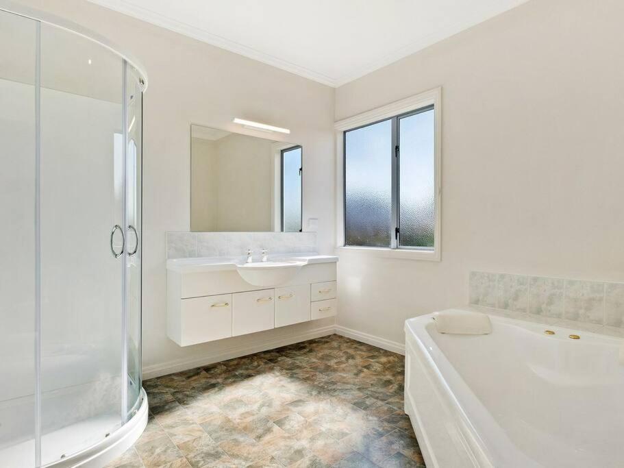 Wanaka close to town with large Outdoor living space Sleeps 9