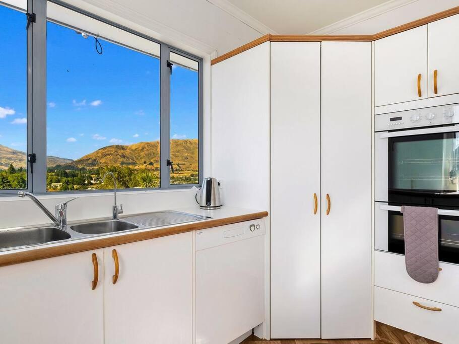 Wanaka close to town with large Outdoor living space Sleeps 9