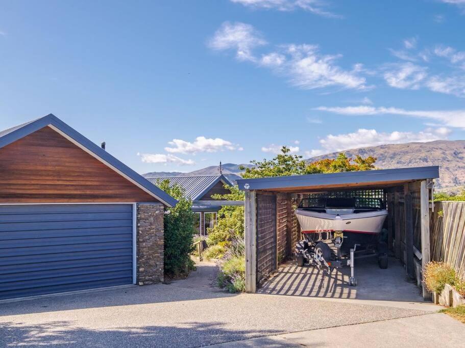 Wanaka close to town with large Outdoor living space Sleeps 9