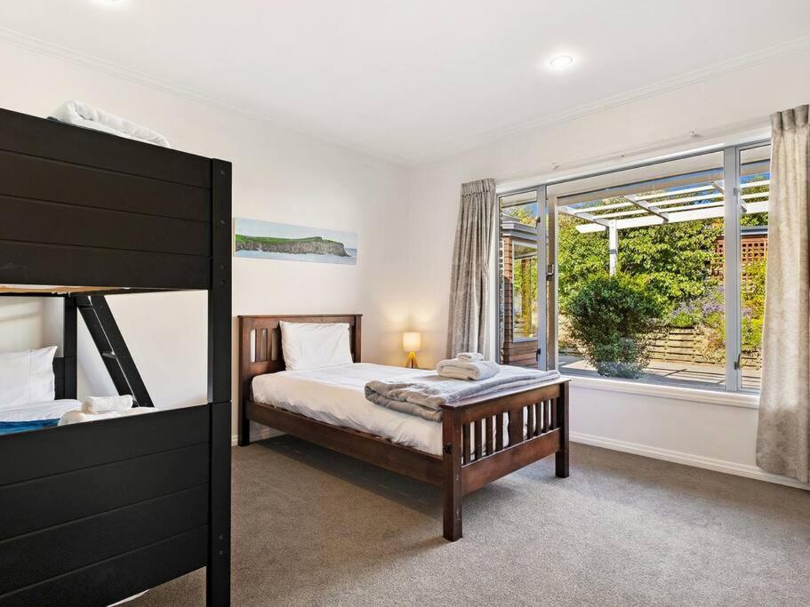Wanaka close to town with large Outdoor living space Sleeps 9