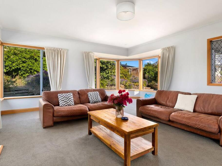 Wanaka close to town with large Outdoor living space Sleeps 9
